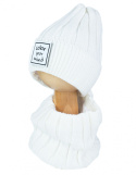 Biała czapka podszyta polarem i ciepły komin