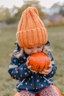 Pomarańczowa czapka zimowa
