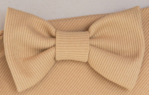 Bow in the color of the cap (brooch)