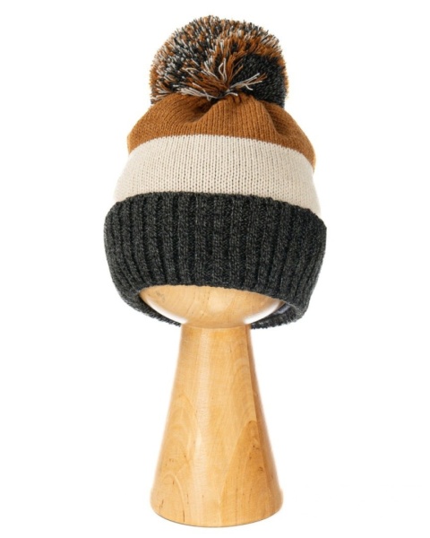 czapka beżowa z pomponem, czapka dla chłopca, czapka i komin dla dziecka 4 lata